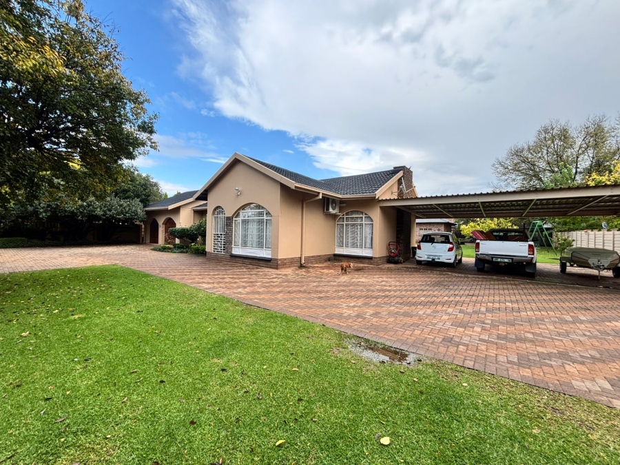 6 Bedroom Property for Sale in Flamwood North West